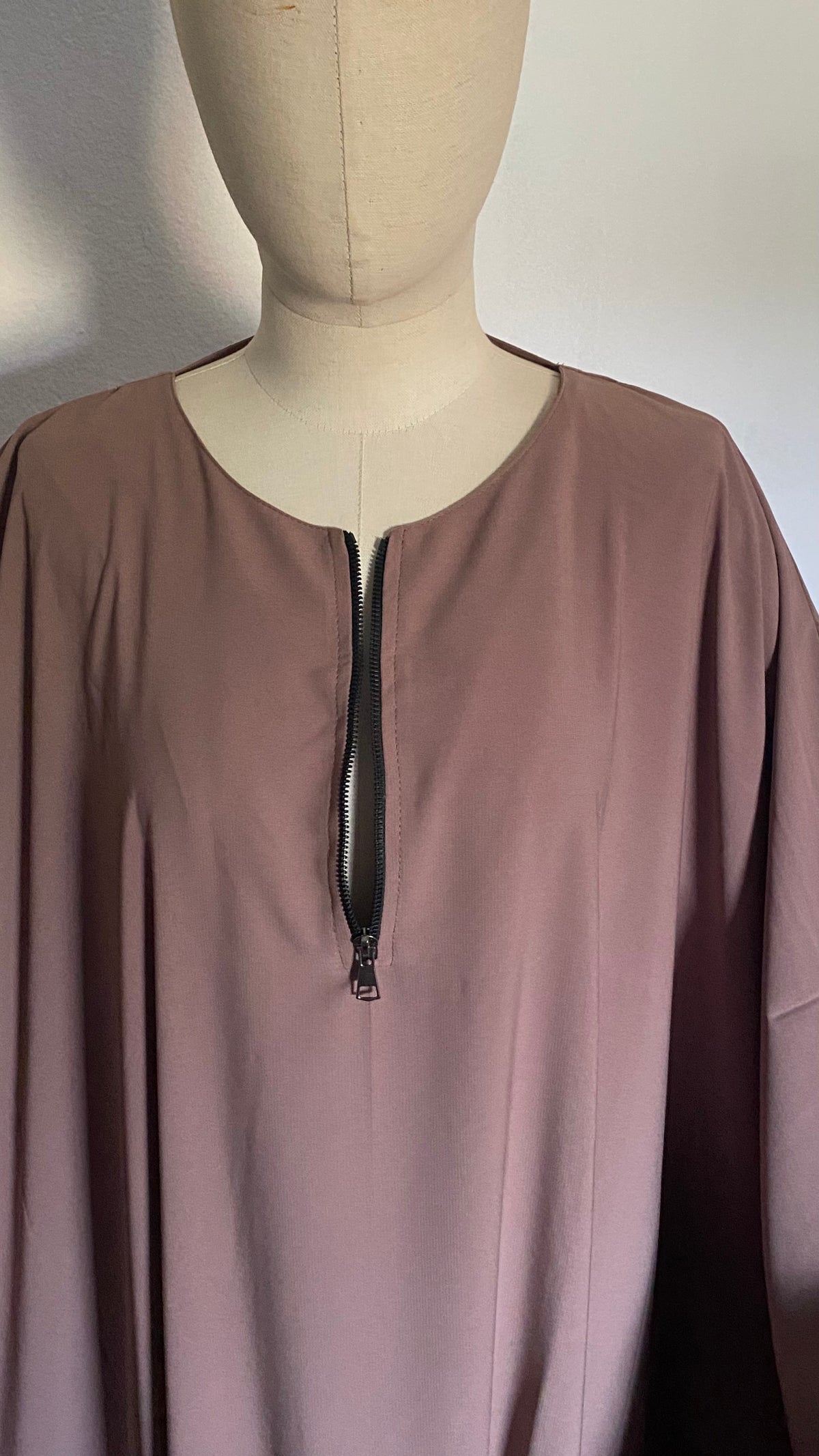 Abaya Farasha Zipée — Compatible Allaitement | Grande Ouverture | Extra Large