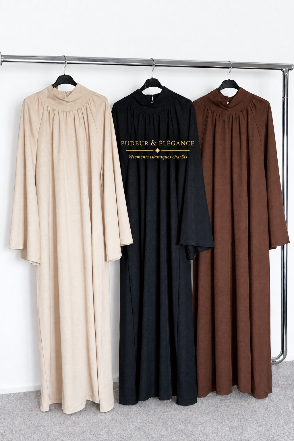 3 Abayas — Logo sur vêtements