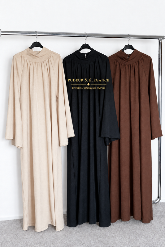 3 Abayas — Logo sur vêtements