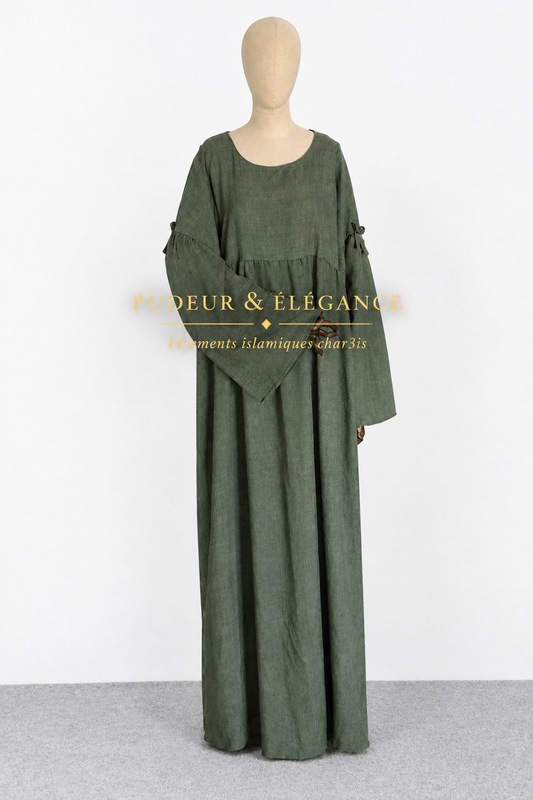 Abaya Verte Lin — Fond Blanc Tapis Gris